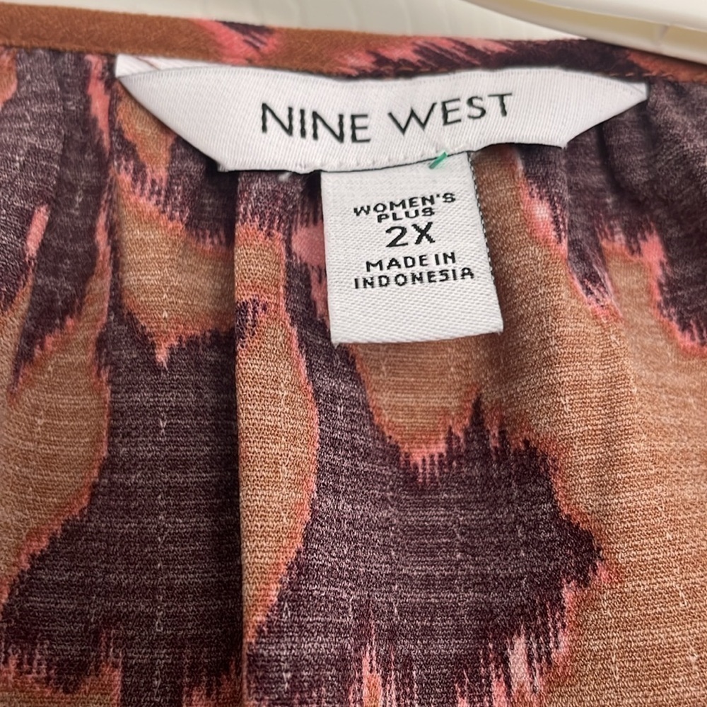 Nine West plus size abstract brown and black fall top in size 2x - Picture 4 of 9